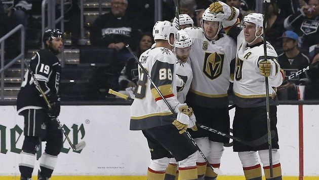 Hokejisté Vegas se radují z rozhodující trefy ve čtvrté zápase. Hokejisté Vegas se radují z rozhodující trefy ve čtvrté zápase.