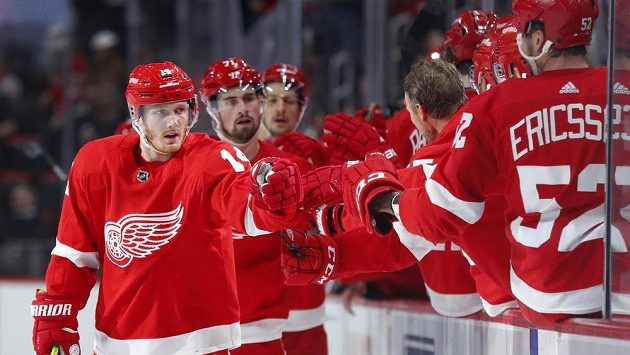 Gustav Nyquist (zcela vlevo) se se spoluhráči z Detroitu raduje z gólu v utkání NHL. Gustav Nyquist (zcela vlevo) se se spoluhráči z Detroitu raduje z gólu v utkání NHL.