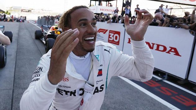 Nadšený Lewis Hamilton po vítězství v Japonsku. Nadšený Lewis Hamilton po vítězství v Japonsku.
