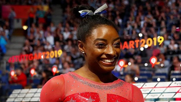 Usmívající se Simone Bilesová na MS ve Stuttgartu. Usmívající se Simone Bilesová na MS ve Stuttgartu.