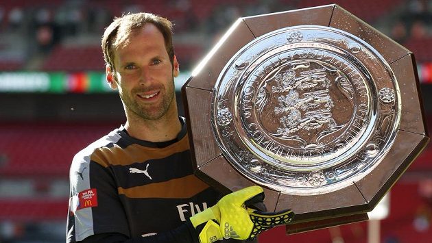 Petr Čech v prvním soutěžním utkání za Arsenal hned získal anglický Superpohár. Petr Čech v prvním soutěžním utkání za Arsenal hned získal anglický Superpohár.