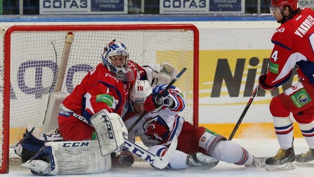 Patrik Zackrisson (uprostřed) ze Lva Praha "trpí" v objetí Curtise Sanforda. Vpravo Jegor Jakovlev z Jaroslavle. Patrik Zackrisson (uprostřed) ze Lva Praha "trpí" v objetí Curtise Sanforda. Vpravo Jegor Jakovlev z Jaroslavle.