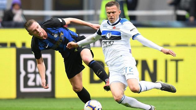 Josip Iličić z Atalanty v souboji s Milanem Škriniarem během zápasu mezi Interem Milán a Atalantou. Ten se konal o kolo dříve než zápas Atalanty s Empoli a skončil také 0:0, zdaleka však nenabídl tak velké množství pokusů (ilustrační foto). Josip Iličić z Atalanty v souboji s Milanem Škriniarem během zápasu mezi Interem Milán a Atalantou. Ten se konal o kolo dříve než zápas Atalanty s Empoli a skončil také 0:0, zdaleka však nenabídl tak velké množství pokusů (ilustrační foto).