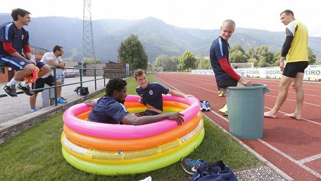 Sparťané Tiémoko Konaté (vlevo) a Patrik Schick se ochlazují v bazénu. Sparťané Tiémoko Konaté (vlevo) a Patrik Schick se ochlazují v bazénu.