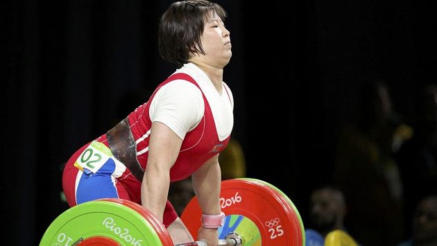 Vzpěračka Lim Čong-sim z KLDR ovládla v Riu soutěž ve váze do 75 kg. Vzpěračka Lim Čong-sim z KLDR ovládla v Riu soutěž ve váze do 75 kg.