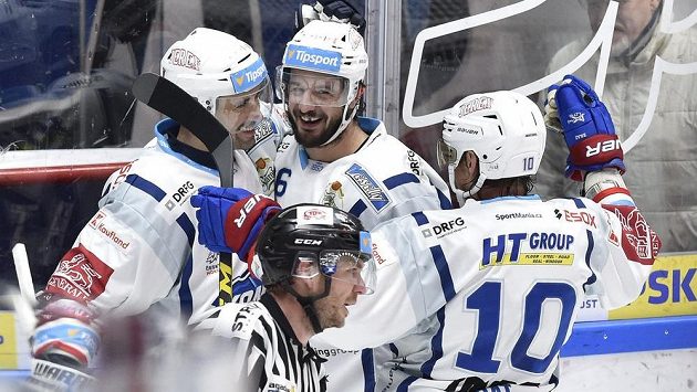 Hokejisté Brna (zleva) Tomáš Plekanec, Martin Zaťovič a Martin Erat se radují z gólu. Hokejisté Brna (zleva) Tomáš Plekanec, Martin Zaťovič a Martin Erat se radují z gólu.