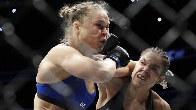 Amanda Nuněsová (vpravo) zasahuje Rondu Rouseyovou v 1. kole utkání v Las Vegas. Amanda Nuněsová (vpravo) zasahuje Rondu Rouseyovou v 1. kole utkání v Las Vegas.