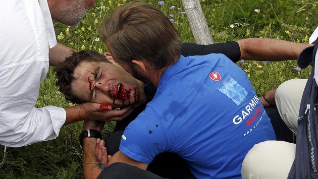 Ošklivý pohled na obličej zkrvaveného závodníka stáje Garmin-Sharp Jacka Bauera z Nového Zélandu. Ošklivý pohled na obličej zkrvaveného závodníka stáje Garmin-Sharp Jacka Bauera z Nového Zélandu.
