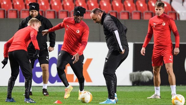 Fotbalisté Slavia Praha Petr Ševčík (zleva), Ibrahim Traoré, trenér Jindřich Trpišovský a Lukáš Masopust během tréninku v Praze. Fotbalisté Slavia Praha Petr Ševčík (zleva), Ibrahim Traoré, trenér Jindřich Trpišovský a Lukáš Masopust během tréninku v Praze.