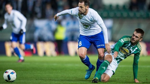 Milan Jirásek z Bohemians 1905 (vpravo) se snaží zastavit Marka Matějovského z Mladé Boleslavi. Milan Jirásek z Bohemians 1905 (vpravo) se snaží zastavit Marka Matějovského z Mladé Boleslavi.