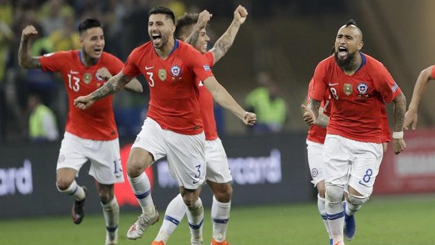 Třetími semifinalisty Copy América se stali fotbalisté Chile. Po bezbrankovém zápase s Kolumbií vyhráli obhájci titulu penaltový rozstřel 5:4. Třetími semifinalisty Copy América se stali fotbalisté Chile. Po bezbrankovém zápase s Kolumbií vyhráli obhájci titulu penaltový rozstřel 5:4.