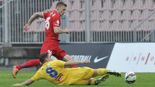 Radek Buchta z Brna v souboji s Adamem Jánošem (č. 8) z Jihlavy. Radek Buchta z Brna v souboji s Adamem Jánošem (č. 8) z Jihlavy.
