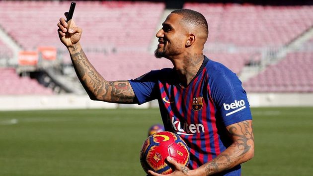FC Barcelona nakupuje a nakupuje. V pondělí přišel na Camp Nou Kevin-Prince Boateng (na snímku), teď klub získal z Ajaxu talentovaného De Jonga. FC Barcelona nakupuje a nakupuje. V pondělí přišel na Camp Nou Kevin-Prince Boateng (na snímku), teď klub získal z Ajaxu talentovaného De Jonga.