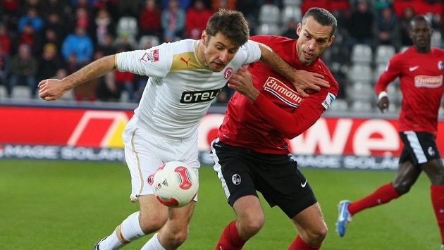 Pavel Krmaš v dresu Freiburgu bojuje o míč se Stefanem Reisingerem z Düsseldorfu (vlevo). Pavel Krmaš v dresu Freiburgu bojuje o míč se Stefanem Reisingerem z Düsseldorfu (vlevo).