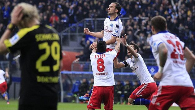 Petr Jiráček (ve výskoku) jásá, po návratu do základní sestavy Hamburku dal gól proti Dortmundu. Petr Jiráček (ve výskoku) jásá, po návratu do základní sestavy Hamburku dal gól proti Dortmundu.