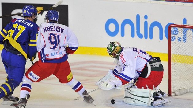 Švédský útočník Martin Thörnberg (vlevo) v souboji s obránce Jakubem Krejčíkem na Českých hokejových hrách. Švédský útočník Martin Thörnberg (vlevo) v souboji s obránce Jakubem Krejčíkem na Českých hokejových hrách.