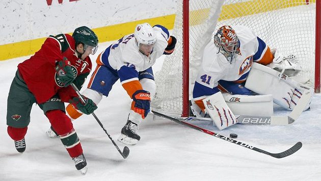 Jaroslav Halák v brance Islanders, před ním Thomas Hickey a Zach Parise z Minnesoty. Jaroslav Halák v brance Islanders, před ním Thomas Hickey a Zach Parise z Minnesoty.