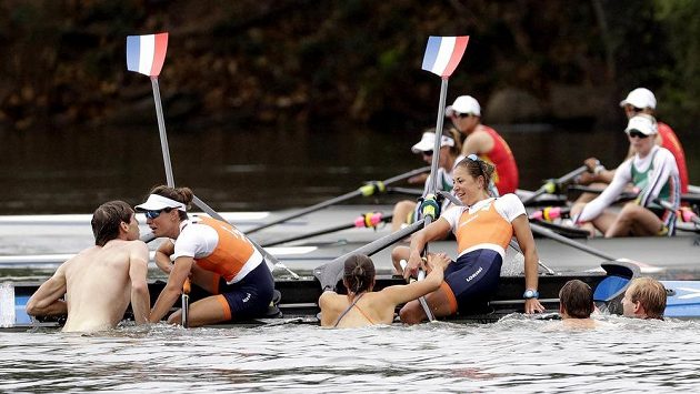 Nizozemské veslařky Ilse Paulisová a Maaike Headová slavily svůj olympijský triumf s fanoušky. Nizozemské veslařky Ilse Paulisová a Maaike Headová slavily svůj olympijský triumf s fanoušky.