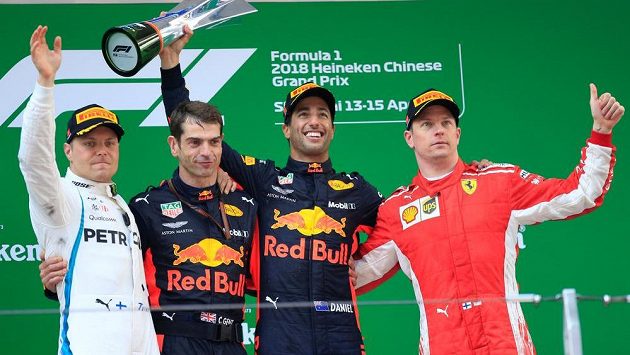 Vítěz čínské GP Daniel Ricciardo (druhý zprava) z Red Bullu oslavuje své vítězství s druhým Bottasem (vlevo) a třetím Räikkönenem (vpravo). Vítěz čínské GP Daniel Ricciardo (druhý zprava) z Red Bullu oslavuje své vítězství s druhým Bottasem (vlevo) a třetím Räikkönenem (vpravo).