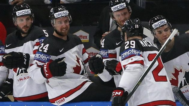 Nate MacKinnon slaví se spoluhráči gól proti Bělorusku. Nate MacKinnon slaví se spoluhráči gól proti Bělorusku.