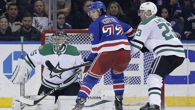 Český útočník New Yorku Rangers Filip Chytil (72) se snaží clonit a tečovat puk v zápase s Dallasem. Český útočník New Yorku Rangers Filip Chytil (72) se snaží clonit a tečovat puk v zápase s Dallasem.