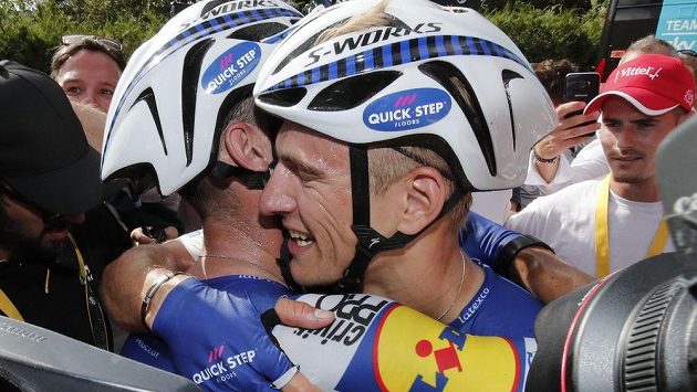 Německý cyklista Marcel Kittel (vpravo) přijímá gratulace k vítězství v 7. etapě Tour od Philippa Gilberta, belgického parťáka ze stáje Quick-Step. Německý cyklista Marcel Kittel (vpravo) přijímá gratulace k vítězství v 7. etapě Tour od Philippa Gilberta, belgického parťáka ze stáje Quick-Step.