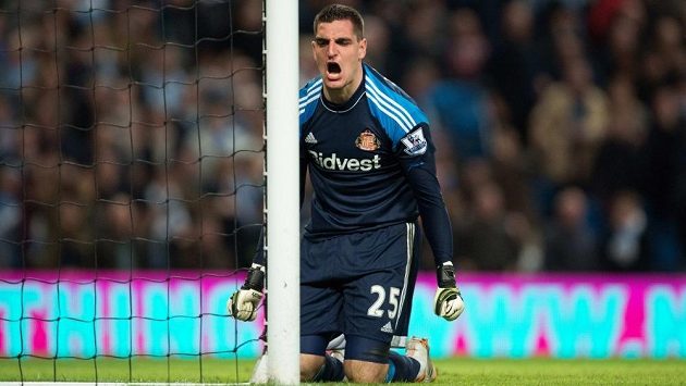 Naštvaný brankář Sunderlandu Vito Mannone. Naštvaný brankář Sunderlandu Vito Mannone.