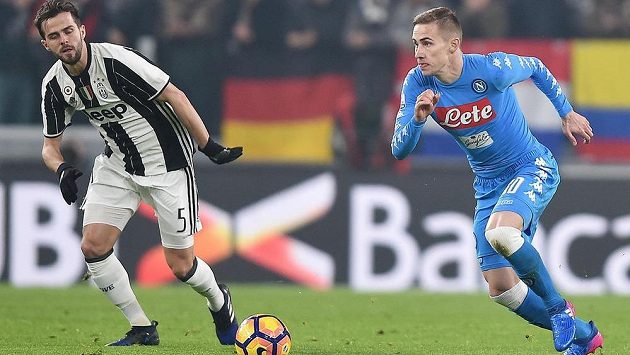 Miralem Pjanič (vlevo) z Juventusu a neapolský Marko Rog v semifinále Italského poháru. Miralem Pjanič (vlevo) z Juventusu a neapolský Marko Rog v semifinále Italského poháru.