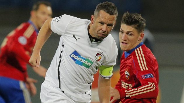 Plzeňský režisér hry Pavel Horváth (vlevo) svádí souboj se Stevenem Zuberem. Plzeňský režisér hry Pavel Horváth (vlevo) svádí souboj se Stevenem Zuberem.