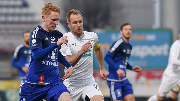 Václav Jemelka z Olomouce (vlevo) a Daniel Kolář z Plzně během odvety čtvrtfinále MOL Cupu v Olomouci. Václav Jemelka z Olomouce (vlevo) a Daniel Kolář z Plzně během odvety čtvrtfinále MOL Cupu v Olomouci.