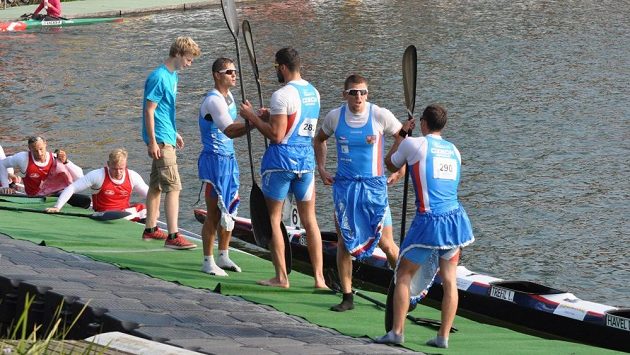 Kajakáři Jan Štěrba (vlevo) a Josef Dostál (druhý zleva) si blahopřejí k přímému postupu do finále MS. Vedle stojí další dva členové české posádky, Lukáš Trefil (druhý zprava) a Daniel Havel. Kajakáři Jan Štěrba (vlevo) a Josef Dostál (druhý zleva) si blahopřejí k přímému postupu do finále MS. Vedle stojí další dva členové české posádky, Lukáš Trefil (druhý zprava) a Daniel Havel.