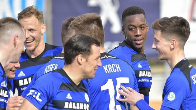Hráči Bohemians se radují z gólu. Hráči Bohemians se radují z gólu.