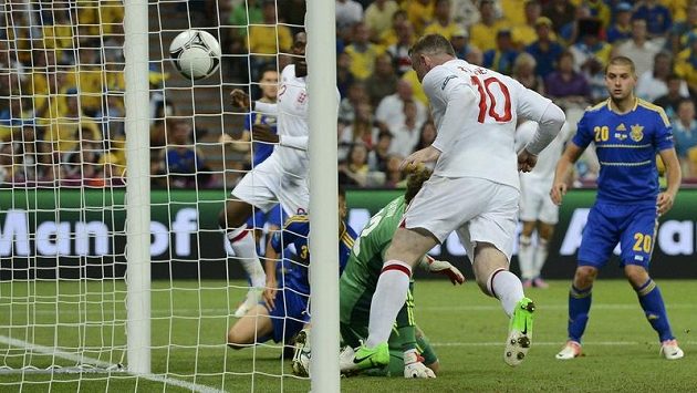 Wayne Rooney (č. 10) střílí vítězný gól anglické reprezentace v duelu s Ukrajinou Wayne Rooney (č. 10) střílí vítězný gól anglické reprezentace v duelu s Ukrajinou