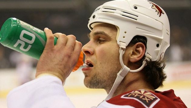 Obránce Phoenixu Rostislav Klesla se občerstvuje během rozbruslení před duelem NHL proti Los Angeles Obránce Phoenixu Rostislav Klesla se občerstvuje během rozbruslení před duelem NHL proti Los Angeles
