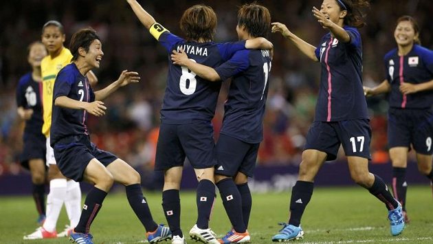 Fotbalistky Japonska oslavují druhý gól v síti Brazílie. Japonky zvítězily 2:0 a postoupily do semifinále olympijského turnaje. Fotbalistky Japonska oslavují druhý gól v síti Brazílie. Japonky zvítězily 2:0 a postoupily do semifinále olympijského turnaje.