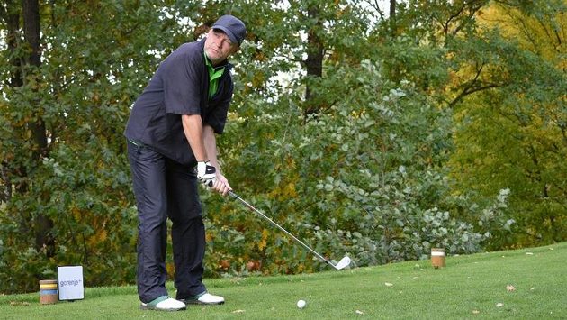 Golfový turnaj na Dýšině si krom skokanů na lyžích nenechala ujít ani řádka slavných fotbalistů v čele s Ivanem Haškem. Golfový turnaj na Dýšině si krom skokanů na lyžích nenechala ujít ani řádka slavných fotbalistů v čele s Ivanem Haškem.