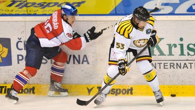 Pardubický Jan Semorád (vlevo) bojuje o puk s Andreasem Thuressonem z Brynäs Pardubický Jan Semorád (vlevo) bojuje o puk s Andreasem Thuressonem z Brynäs