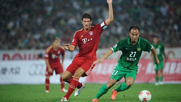Mario Gomez v dresu mnichovského Bayernu v přípravném utkání bavorského celku v Pekingu Mario Gomez v dresu mnichovského Bayernu v přípravném utkání bavorského celku v Pekingu