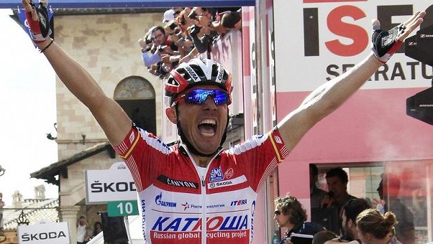Joaquín Rodríguez ze stáje Kaťuša se raduje z triumfu v 10. etapě Gira d´Italia, které ho katapultovalo i do čela celkové klasifikace Joaquín Rodríguez ze stáje Kaťuša se raduje z triumfu v 10. etapě Gira d´Italia, které ho katapultovalo i do čela celkové klasifikace