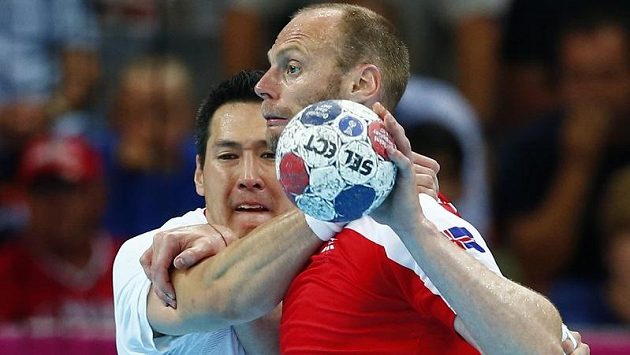 Islandského házenkáře Olafura Stefanssona (vpravo) atakuje Maďar Timuzsin Schuch Islandského házenkáře Olafura Stefanssona (vpravo) atakuje Maďar Timuzsin Schuch