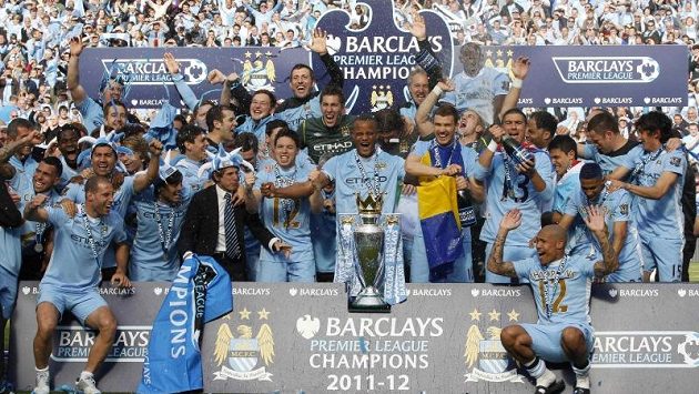 Fotbalisté Manchesteru City se radují ze zisku titulu. Fotbalisté Manchesteru City se radují ze zisku titulu.