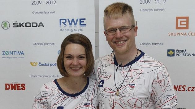 Střelci Kateřina Emmons a Václav Haman na letišti před odletem do Londýna. Střelci Kateřina Emmons a Václav Haman na letišti před odletem do Londýna.