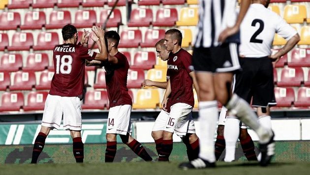 Fotbalisté Sparty se radují z branky v utkání proti Českým Budějovicím. Fotbalisté Sparty se radují z branky v utkání proti Českým Budějovicím.