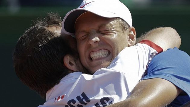 Tomáš Berdych a Radek Štěpánek se objímají po vítězství nad Argentinou. Tomáš Berdych a Radek Štěpánek se objímají po vítězství nad Argentinou.