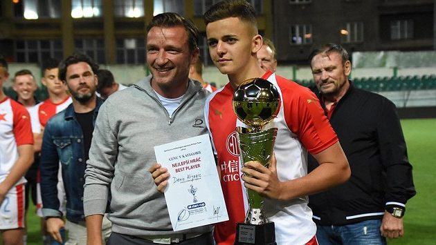 Šestnáctiletý Denis Alijagič s ikonou Slavie a českého fotbalu Vladimírem Šmicerem, který mu předal cenu pro nejlepšího hráče mezinárodního mládežnického turnaje All Stars Cup. Šestnáctiletý Denis Alijagič s ikonou Slavie a českého fotbalu Vladimírem Šmicerem, který mu předal cenu pro nejlepšího hráče mezinárodního mládežnického turnaje All Stars Cup.