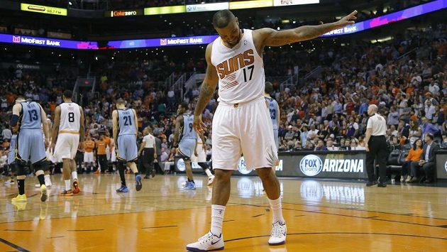 Basketbalista Phoenix Suns P.J. Tucker gestikuluje směrem k lavičce Memphisu Grizzlies. Basketbalista Phoenix Suns P.J. Tucker gestikuluje směrem k lavičce Memphisu Grizzlies.