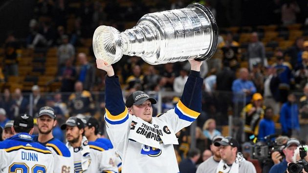 Švédský útočník Oskar Sundqvist podepsal v NHL novou čtyřletou smlouvu na celkem 11 milionů dolarů se St. Louis, s nímž se letos radoval ze zisku Stanley Cupu. Švédský útočník Oskar Sundqvist podepsal v NHL novou čtyřletou smlouvu na celkem 11 milionů dolarů se St. Louis, s nímž se letos radoval ze zisku Stanley Cupu.