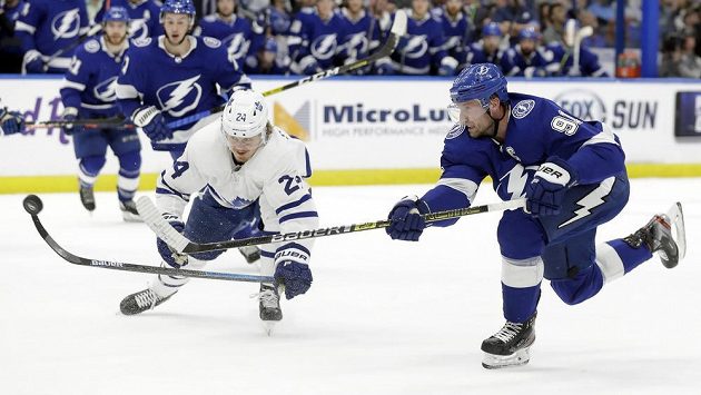Kapitán Tampy Steven Stamkos (vpravo) nedohrál zápas proti Torontu a musí na operaci. Kapitán Tampy Steven Stamkos (vpravo) nedohrál zápas proti Torontu a musí na operaci.