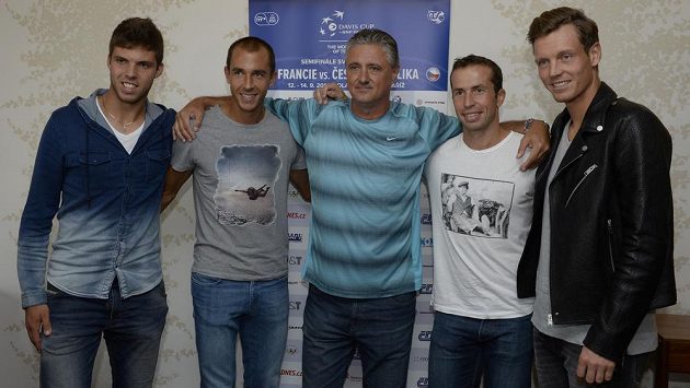 Tenisté zleva Jiří Veselý, Lukáš Rosol, kapitán Jaroslav Navrátil, Radek Štěpánek a Tomáš Berdych před odletem na semifinále Davisova poháru s Francií. Tenisté zleva Jiří Veselý, Lukáš Rosol, kapitán Jaroslav Navrátil, Radek Štěpánek a Tomáš Berdych před odletem na semifinále Davisova poháru s Francií.