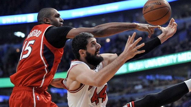 Basketbalista Nikola Mirotič (vpravo) z Chicaga bojuje v zápase NBA o míč s Alem Horfordem z Atlanty Hawks. Basketbalista Nikola Mirotič (vpravo) z Chicaga bojuje v zápase NBA o míč s Alem Horfordem z Atlanty Hawks.